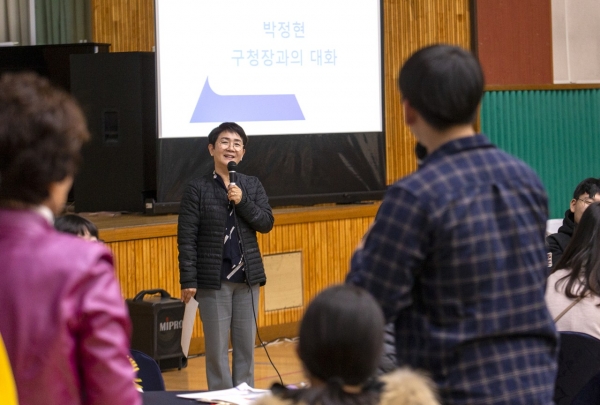 원탁토론회에서 참석한 박정현 대덕구청장