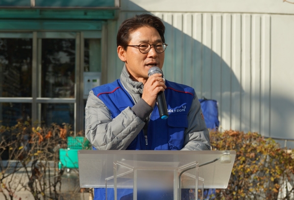 지난 29일 서울 강남구 수서동 일대에서 열린 2019 사랑의 지역사회 봉사활동에서 골프존뉴딘홀딩스 최덕형 대표이사가 인사말을 하고 있다.