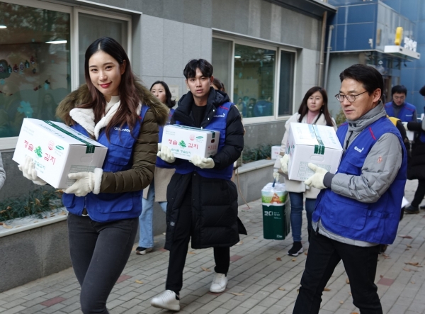 지난 29일(금) 강남구 수서동 일대에서 열린 2019 사랑의 지역사회 봉사활동에서 (좌측부터) 유현주 프로, 최호영 프로, 골프존뉴딘홀딩스 최덕형 대표이사가 강남구 소외계층 이웃들에게 전달할 김치를 옮기고 있다.