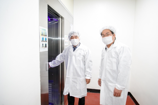 생산라인을 둘러보는 오세현 아산시장