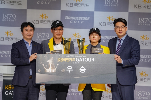 골프존이 지난 1일 개최한 2019 KB국민카드 GATOUR 챔피언십 결선대회에서 (좌측부터) KB국민카드 전민수 팀장, 남자부 우승자 정문오, 여자부 우승자 이미숙, 골프존 손장순 부장이 기념 촬영을 하고 있다