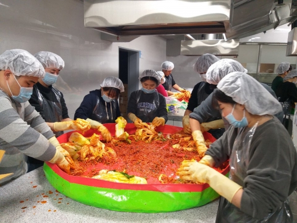 대학 내 국제교류관에서 외국인 유학생과 함께 김장을 담그고 있다.