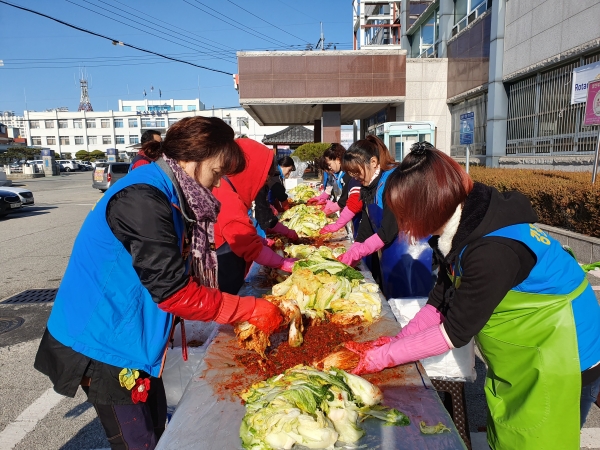 강경읍, 이웃과 함께하는 사랑의 김장 나눔 봉사 모습