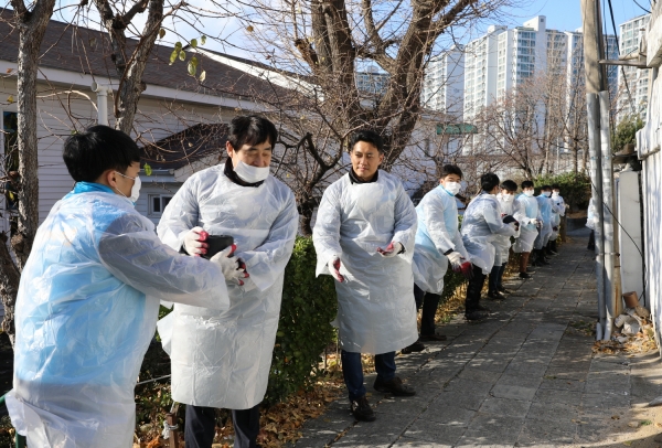 대전도시공사 임직원 동구 천동지역 30가구에 연탄 5천장 배달봉사 모습