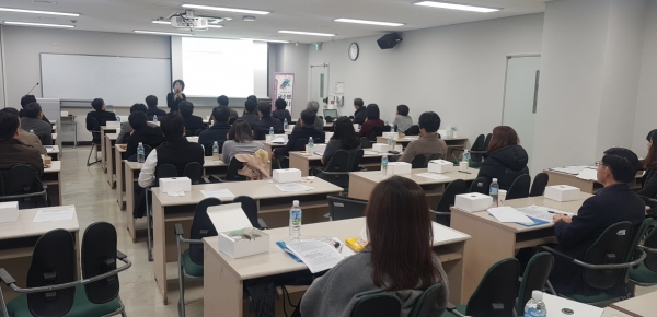 교수법 세미나에서 황임란 교수(한국에니어그램교육연구소 교육연수국장)가 특강을 진행하고 있다.
