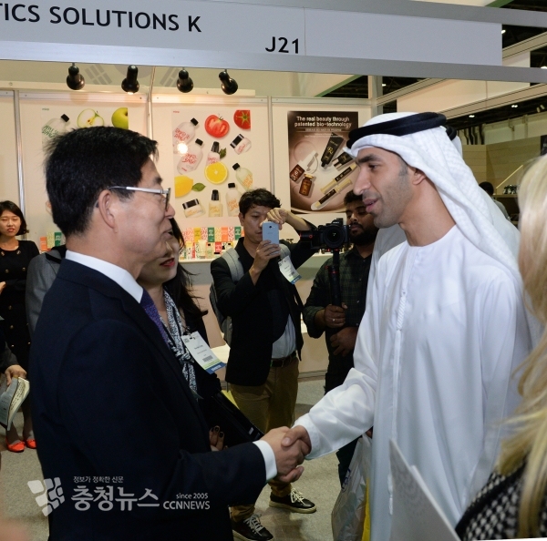 양승조 충남도지사가 3일(현지시각) 두바이에서 열린 ‘제17회 중동 유기농 및 천연 제품 박람회’에 참석, 타니 빈 아흐메드 알 제이유디 UAE 기후변화환경부 장관을 만나 악수하고 있다.