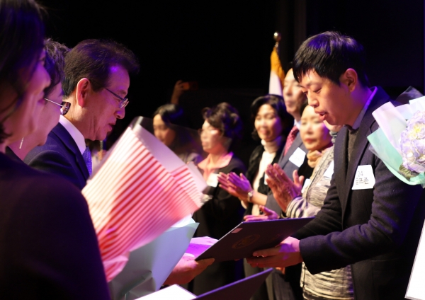 골프존뉴딘홀딩스는 지난 3일(화) 열린 2019 강남구자원봉사자대회에서 강남구청장상 표창을 수상했다. 골프존뉴딘홀딩스 한태정 HR팀장이 대리 수상하고 있다