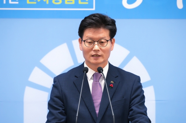 4일 제56차 정례브리핑 하는 김정섭 공주시장