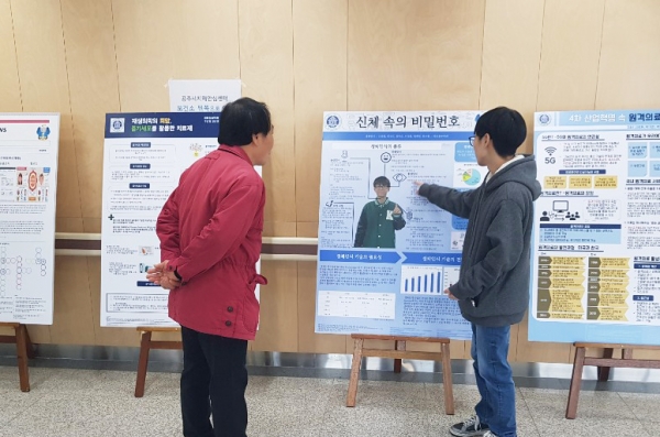 포스터에 관심을 갖은 지역민에게 포스터 설명