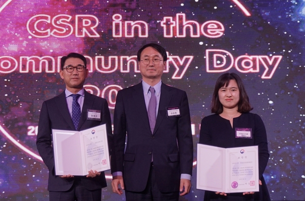 2019 지역사회공헌 보건복지부장관 표창 수상 기념사진               * aT 기획조정실 심영리 차장(우측 1번째)