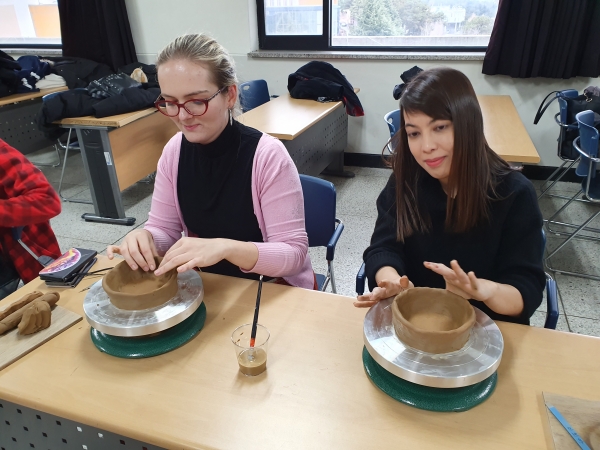 지난 3일 기성동 도예랑에서 외국인 유학생이 세상에서 하나뿐인 나만의 도자기를 빚고있다