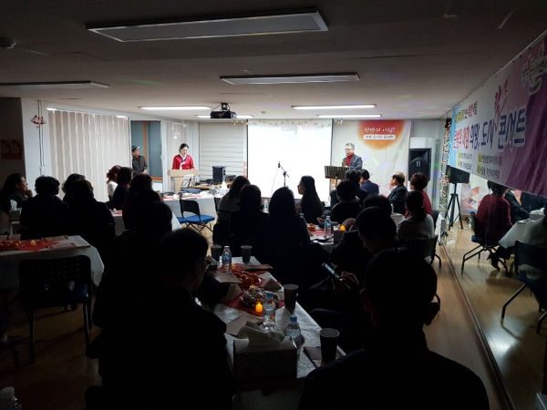 대전 서구 탄방동 지역사회보장협의체는 4일 아침 7시, 주민 50여 명이 참석한 가운데 ‘탄방의 아침, 희망 도시락 콘서트’를 개최했다.