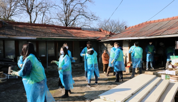 한국산림복지진흥원 사회공헌단원들이 4일 대전 동구 판암동에서 '사랑의 연탄나눔 봉사활동'을 진행하고 있다