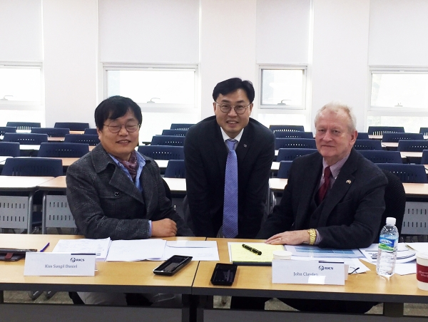 (좌) Daniel Kim(면접위원), 김진희 박사과정, John Clavden(면접위원)