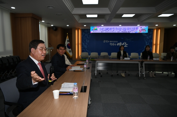 황선봉 군수(왼쪽)가 공중위생서비스평가 최우수업소 대표들과 간담회를 하는 모습