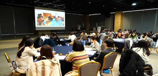 「2019년 유·초등교육활동 나눔의 날 행사」에서 유아교육에 대해 발표자의 강의를 경청하고 있는 세종시 교원들