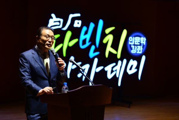 PMG 이강호 회장이 백석문화대 재학생을 대상으로 특강을 진행하고 있다.