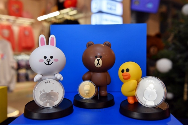한국조폐공사는 5일 라인프렌즈 서울 이태원점에서 ‘브라운앤프렌즈 기념메달’을 공개했다. 브라운, 코니, 샐리가 서울의 명소를 여행하는 스토리로 피규어와 결합된 금 1종(브라운), 은 2종(코니, 샐리)으로 출시된다.