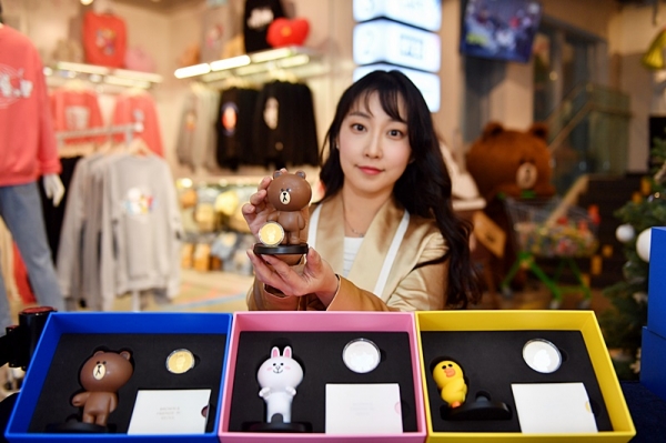 5일 라인프렌즈 서울 이태원점에서 ‘브라운앤프렌즈 기념메달’을 공개했다. 브라운, 코니, 샐리가 서울의 명소를 여행하는 스토리로 피규어와 결합된 금 1종(브라운), 은 2종(코니, 샐리)으로 출시된다