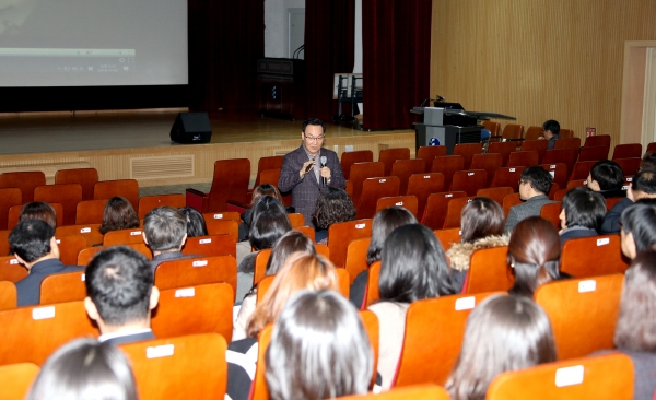 12월 월례조회 중 성인지교육 실시 모습