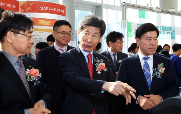 이종서총장(가운데)이 3D 프린터에 대한 질문을 하고 있다.(왼쪽부터 황석연 산학협력단장, 이영환 산학부총장, 이종서 총장, 황인호 대전 동구청장)