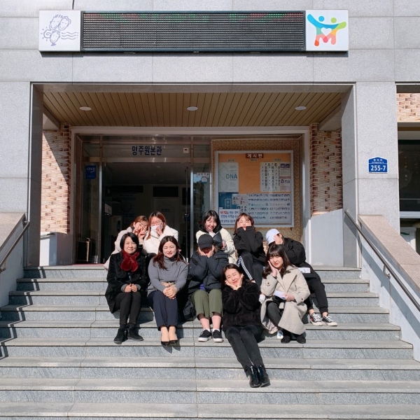 명주원 미용봉사 후 기념사진 촬영 모습