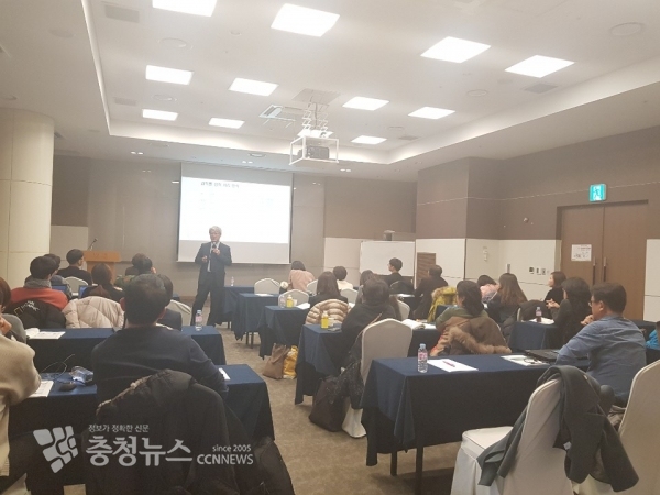 세종교육원이 12월 6일부터 7일까지 1박 2일간 충청남도 부여군 일원에서 관내 대입지원단 및 고등학교 진로진학부장 교사 30명을 대상으로 「2019 대입지원단 자체역량강화 직무연수」를 운영했다. 사진은 김경범 서울대 교수의 강의에 집중하고 있는 세종시 교원들
