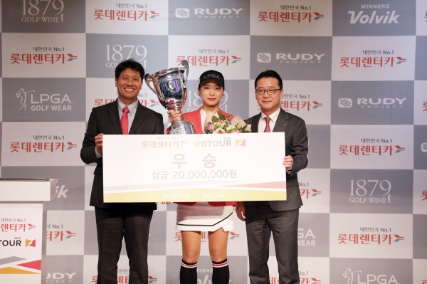 대전 유성구 골프존조이마루에서 열린 ‘2019 롯데렌터카 WGTOUR 챔피언십 대회’에서 (좌측부터) 골프존 박강수 상무, 우승자 류아라 선수, 롯데렌터카 남승현 상무가 우승자 시상식 기념 촬영을 하고 있다
