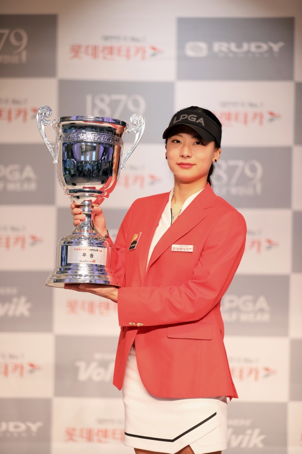 ‘2019 롯데렌터카 WGTOUR 챔피언십 대회’에서 우승자 류아라 선수가 우승컵을 들고 있다