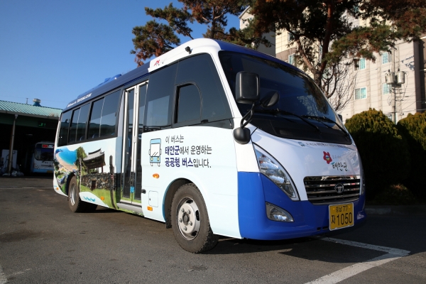 태안군이 교통여건이 열악한 농촌 지역 주민들의 교통 편의 증진을 위해 공공형버스 사업을 6일부터 본격 시행했다. 사진은 공공형버스 모습.
