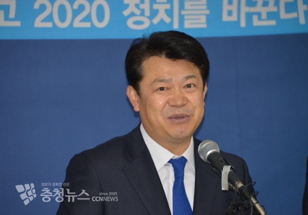 기자회견하는 복기왕