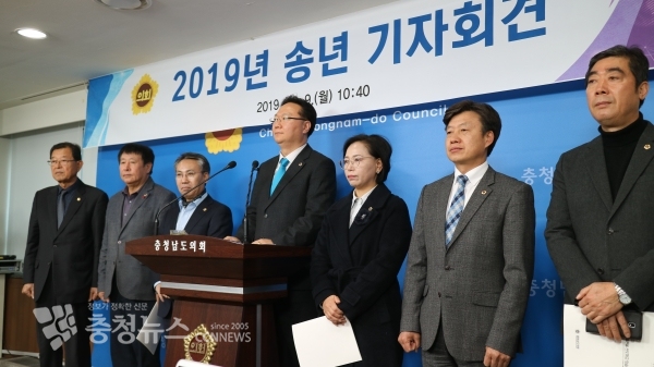 왼쪽부터 김복만 예결특위원장, 장승재 안건위원장, 홍재표 부의장, 유병국 의장, 김연 문화복지위원장 이공휘 행자위원장, 김형도 운영위원장