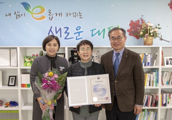 직원들과 함께 최우수상장을 들고 기념사진을 찍고 있는 박정현 대덕구청장(가운데)