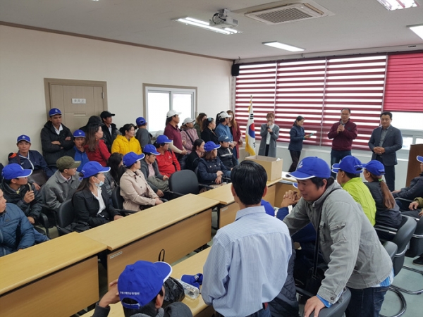 외국인 계절근로자 업무 애로사항 청취 및 근무조건 안내 장면