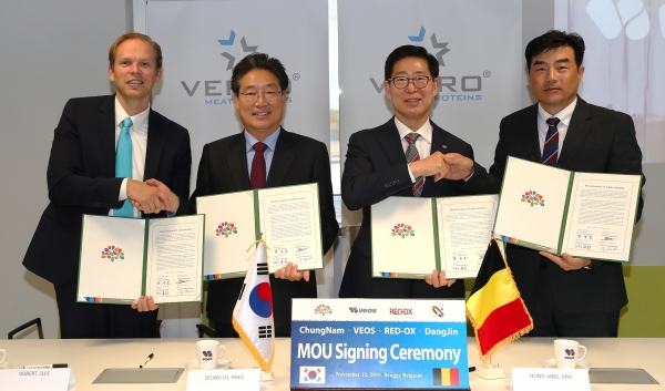 베오스 그룹 투자협약 사진 (11월 13일_왼쪽부터 베오스그룹 로버트슬리 대표 양승조 지사, 김홍장 시장, 레드옥스사 김정민 대표).