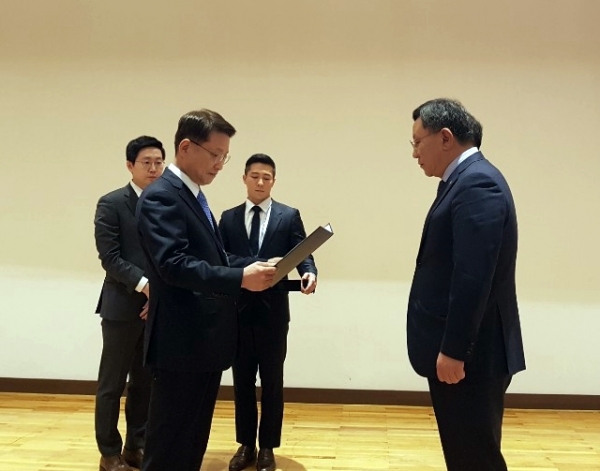 공사 조익문 상임감사(사진오른쪽)가 이정희 한국공공기관감사협회장으로부터 최우수상을 수상받고 있다
