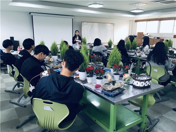 금산산업고 3학년 학생들이 금산청소년미래센터에서 개최한 ‘고3 수고했어U, 오늘도 빛난 너에게’ 프로그램에 참여하고 있다.