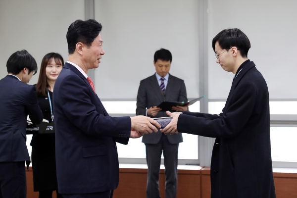 한국철도시설공단 김상균 이사장(왼쪽)이 ‘대국민 철도정책 아이디어’ 수상작을 선정하여 시상하고 있다.