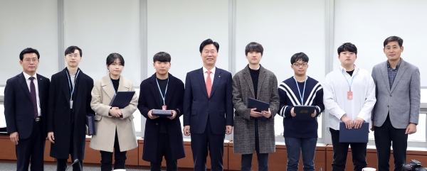 한국철도시설공단 김상균 이사장(왼쪽5번째)이 국민 교통편익 증진과 철도 공공성 강화를 위해 공모한 ‘대국민 철도정책 아이디어’ 수상작을 11월(수) 선정하고 시상했다.