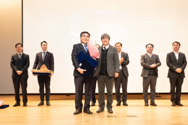 여가친화기업 인증서를 받고 기념촬영을 하고 있는 대전광역시시설관리공단 이철호 경영본부장(가운데서 좌측)과 지역문화진흥원 김영현 원장(가운데서 우측)