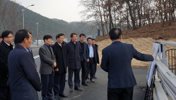 (왼쪽세번째 회색자켓부터) 김춘기 농식품부 간척지농업과장, 강병문 농어촌공사 기반조성이사, 김종필 농어촌공사 충남지역본부장이 예당저수지 물넘이확장사업 현장에서 설명을 듣고 있다.