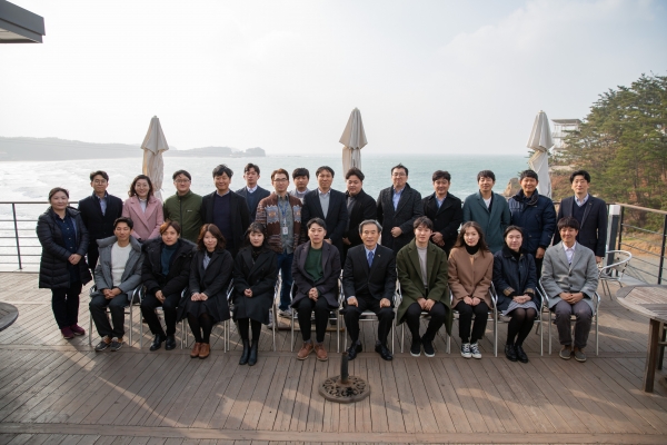 한국서부발전 김병숙 사장(앞줄 우측 5번째)이 「2019년도 젊은 이사회 The First MOVER 성과보고대회」 시행 후 사내 젊은 이사들과 단체로 기념촬영을 하고 있다.