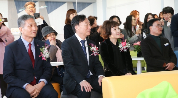 교육시설 서비스공간 재배치사업(미래공감「숨」)으로 선정된 가수원중에 대해 시설사업을 완료하고 12일 개관식에 참석한 설동호 교육감