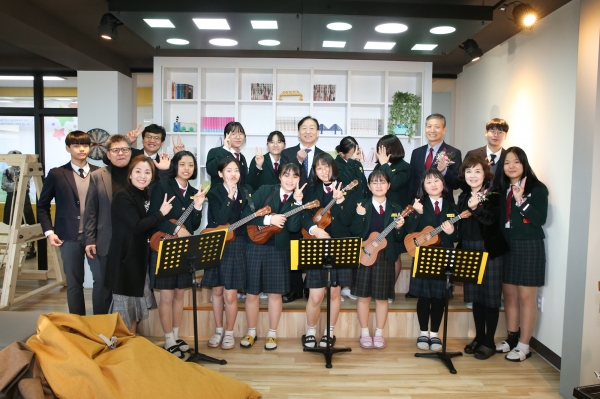 교육시설 서비스공간 재배치사업(미래공감「숨」)으로 선정된 가수원중에 대해 시설사업을 완료하고 12일 개관식에 참석한 설동호 교육감