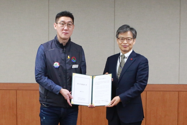 12일 대전도시철도 김경철 사장과 노재준 노조위원장이 2019 임금.단체협약을 체결하고 있다