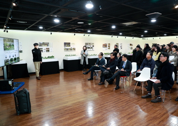 참여한 학생이 디자인 제안 최종발표를 하고 있다.