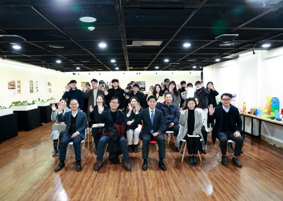 한밭 컬쳐 스페이스’ 디자인 제안 최종 발표회를 마치고 관계자와 참여 학생들이 전체 기념촬영을 하고 있다.(사진 앞줄 가운데 한밭대학교 최병욱 총장, 앞줄 우측에서 두 번째 산업디자인학과 김지현 교수)