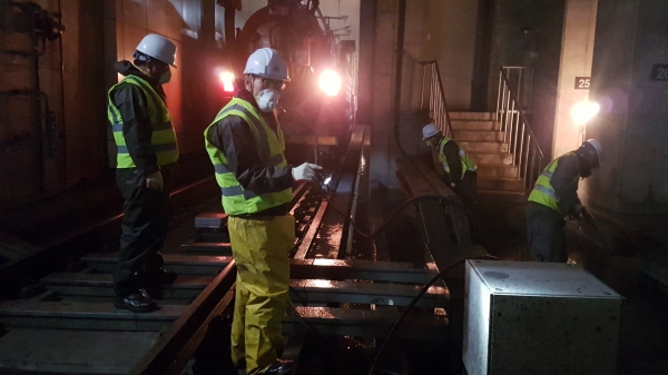 14일 새벽 도시철도공사 직원들이 열차 영업종료 후 지하터널에서 물청소를 하고 있다.