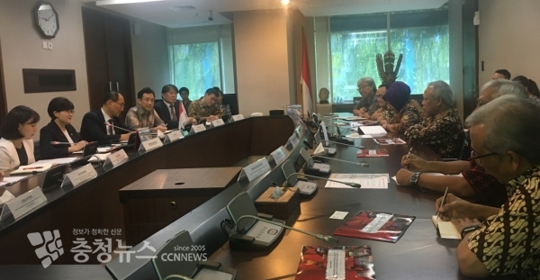 김진숙 행복청장(좌측 두 번째)이 인도네시아 공공사업주택부 바수키장관(우측 세 번째)과 면담