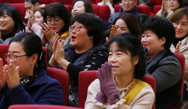 행사 참석자들이 공연을 보며 즐거워하고 있다